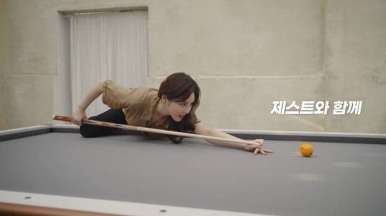 "당구심판" 이주희가 출연한 KNB당구재료 ZEST(제스트) TV광고에 등장한 타우러스 라이트그레이 천.(사진=ZEST CF캡처)