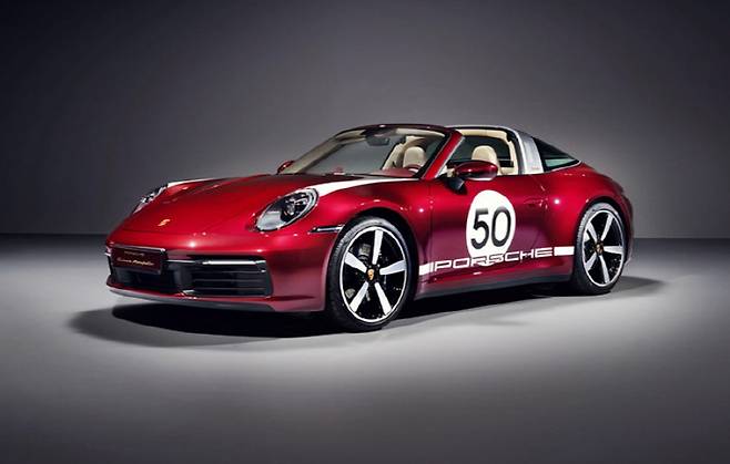 포르쉐는 외계인을 고문해 얻은 기술로 만든다는 말을 들을 정도로 우수한 기술력을 갖췄다. 사진은 포르쉐 911 타르가 4S [사진 출처=포르쉐]