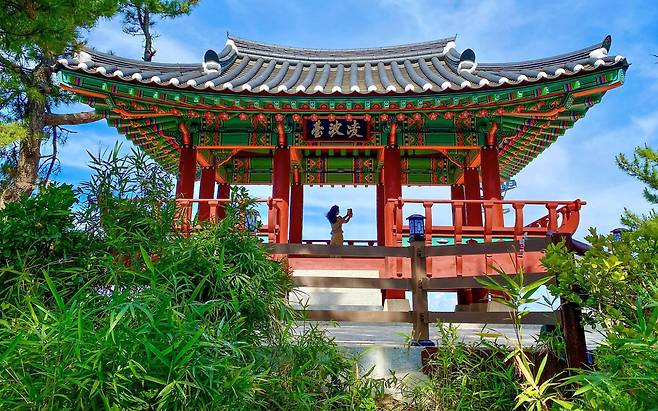 추암 해안절벽 꼭대기에 세워진 능파대는 벌써 젊은 여행자의 인생샷 촬영지로 떠올랐다.