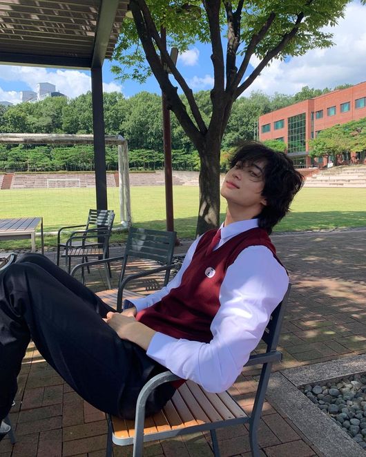 Actor Byeon Wooseok boasted of only tear aspectOn the afternoon of the 3rd, Byeon Wooseok posted two selfies on his personal SNS.Byeon Wooseok in the photo shows a long-haired hairstyle wearing a uniform and creating an atmosphere like a hero in a genuine comic book.Byeon Wooseok shot a woman with a dreamy but boyish smile as well as beauty for a while, even if she was a real high school student.In particular, his colleague Actor Ji-soo praised the visuals of Byeon Wooseok, saying, Kiya Wooseok was a young girl. Lee Jin said, Why are you so beautiful?Meanwhile, Byeon Wooseok will appear on KBS 2TV new drama Flowering Moon Thinking scheduled to air in the second half of this year.Byeon Wooseok SNS