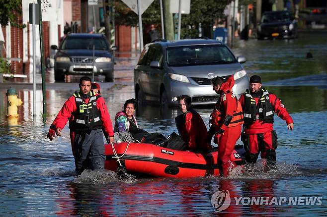 뉴욕에서 주민들을 구조하는 구급대원들 [로이터=연합뉴스]