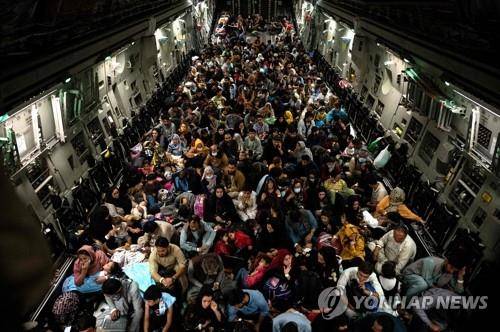 미군 수송기 가득 메운 아프간 민간인들 지난달 19일(현지시간) 탈레반 정권을 피해 아프가니스탄 카불 국제공항을 떠난 민간인들이 미군 수송기 내부에 가득 들어차 있다. [AFP=연합뉴스 자료사진. 미군 중부사령부 제공. 재판매 및 DB 금지]