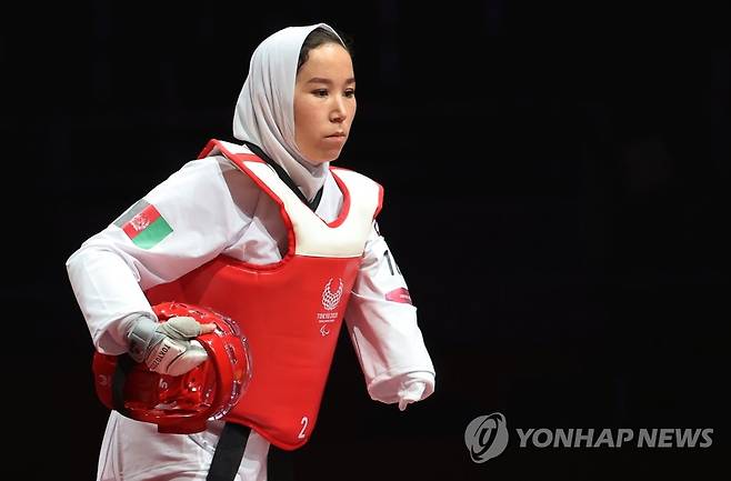 [패럴림픽]소중한 첫걸음 (지바=연합뉴스) 서명곤 기자 =  2020 도쿄 패럴림픽 출전을 위해 자국을 탈출한 아프가니스탄 여성 장애인 태권도 선수 자키아 쿠다다디가 2일 오전 일본 지바현 마쿠하리 메세 B홀에서 열린 여자 49㎏급(스포츠등급 K44) 16강  지요다콘 이자코바(우즈베키스탄)과 경기에서 경기장으로 입장하고 있다. 
    이날 경기 출전으로 쿠다다디는 아프가니스탄 최초로 패럴림픽에 나선 태권도 선수가 됐고, 2004년 아테네 대회에 나선 마리나 카림에 이어 아프가니스탄의 두 번째 여성 패럴림픽 선수로 기록됐다. 2021.9.2 seephoto@yna.co.kr
