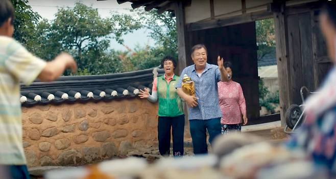 순천 한 마을의 할머니 생신잔치에 애지중지하던 인삼주를 끼고 이웃 아저씨가 축하인사를 왔다.