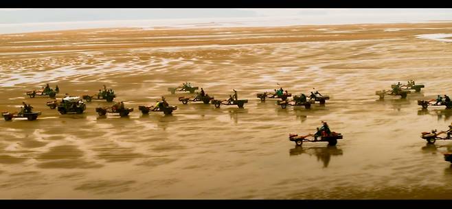 전차부대를 연상케하는 갯벌 경운기군단이 서산 갯벌을 질주하고 있다.