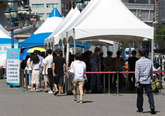 3일 오후 서울역 선별진료소에서 시민들이 코로나19 검체 검사를 받기 위해 줄을 선 모습. 뉴스1