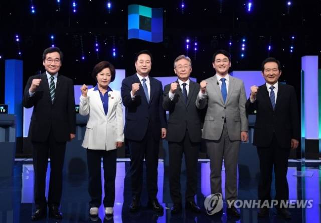 더불어민주당 대선 예비후보들이 8월 11일 오후 서울 여의도 KBS에서 열린 본경선 3차 TV토론에 앞서 기념촬영을 하고 있다. /연합뉴스