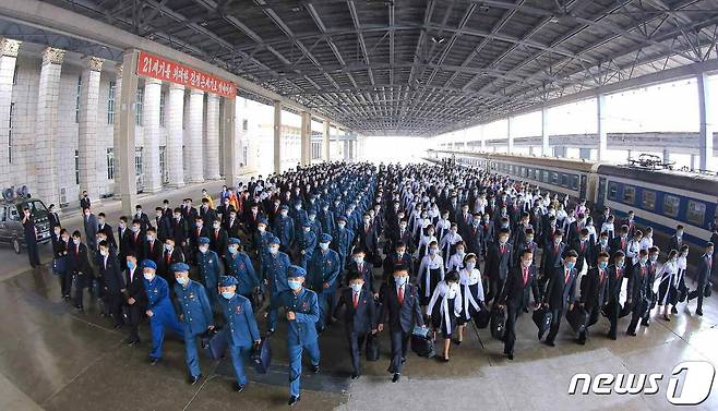 (평양 노동신문=뉴스1) = 평양에 도착한 북한 청년들. [국내에서만 사용가능. 재배포 금지. DB 금지. For Use Only in the Republic of Korea. Redistribution Prohibited] rodongphoto@news1.kr