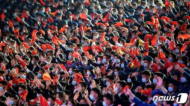 (평양 노동신문=뉴스1) = 청년절 경축무대 '애국청년의 위용떨치리'를 관람하는 북한 청년들. [국내에서만 사용가능. 재배포 금지. DB 금지. For Use Only in the Republic of Korea. Redistribution Prohibited] rodongphoto@news1.kr