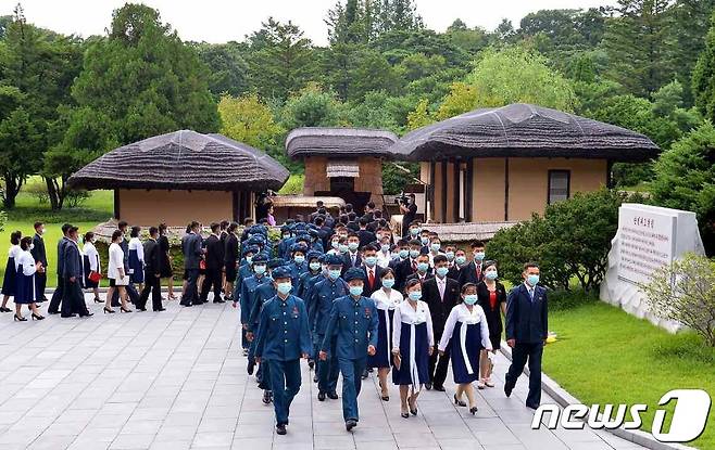 (평양 노동신문=뉴스1) = 북한 노동당 기관지 노동신문은 지난 일 "청년절 경축행사 참가자들이 수도 시민들의 뜨거운 환영을 받으며 평양시 안의 여러 곳을 참관하였다＂면서 관련 사진을 실었다. [국내에서만 사용가능. 재배포 금지. DB 금지. For Use Only in the Republic of Korea. Redistribution Prohibited] rodongphoto@news1.kr