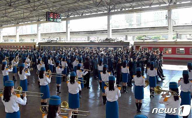 (평양 노동신문=뉴스1) = 평양을 떠나는 청년절 경축 행사 참가자들. [국내에서만 사용가능. 재배포 금지. DB 금지. For Use Only in the Republic of Korea. Redistribution Prohibited] rodongphoto@news1.kr