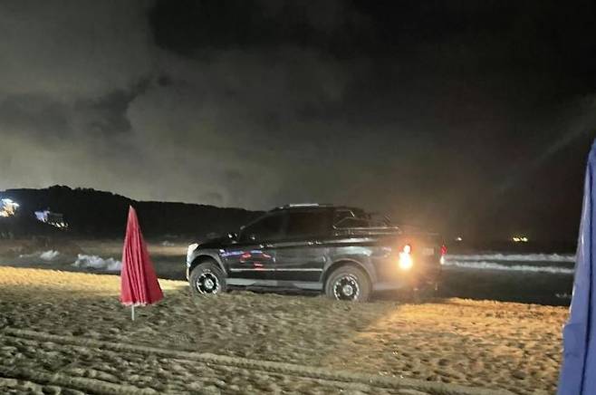 음주상태로 차를 몰고 해수욕장 모래사장에 돌진한 차량. 젖은 모래에 바퀴가 빠져서 나오지 못하고 있다./보배드림