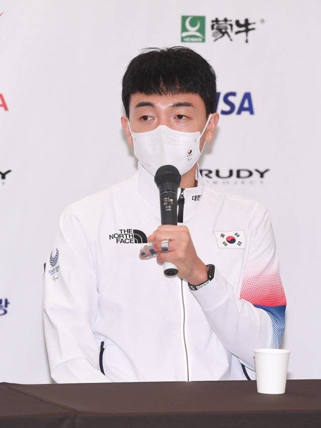 패럴림픽공동취재단과 인터뷰하는 주정훈. 도쿄=패럴림픽사진공동취재단