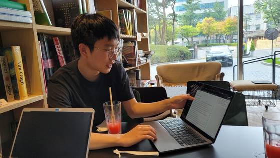 임하영(23)씨가 미네르바스쿨의 온라인 교육 플랫폼인 '액티브 러닝 포럼'에 대해서 설명하고 있다. 여성국 기자