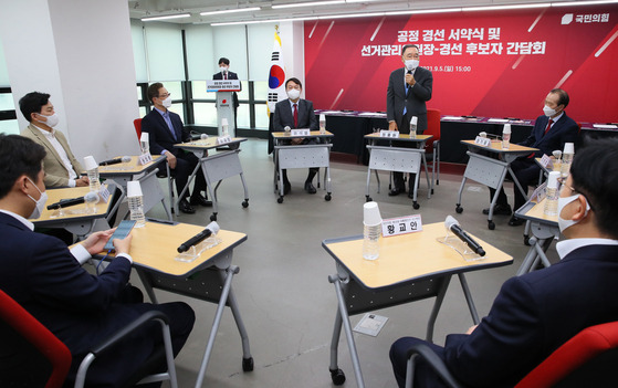 국민의힘 선거관리위원장 사임 의사를 밝힌 정홍원 위원장이 5일 오후 서울 여의도 중앙당사에서 열린 공정경선 서약식 및 간담회에 참석해 인사말을 하고 있다. 뉴스1