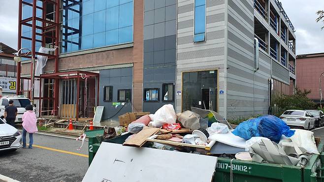 하남4번로 인근 대형고깃집은 경영난으로 최근 폐업했다. 주말 이곳에서는 철거와 리모델링 공사가 진행중이었다. 서인주기자.