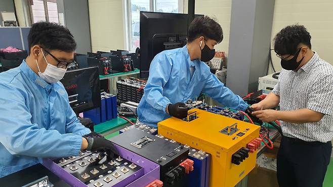 샤론테크는 캠핑용배터리 신제품 출시를 통해 돌파구를 마련했다. 대기업 의존대신 자사 브랜드로 생존전략을 모색한 것이다. 서인주기자.