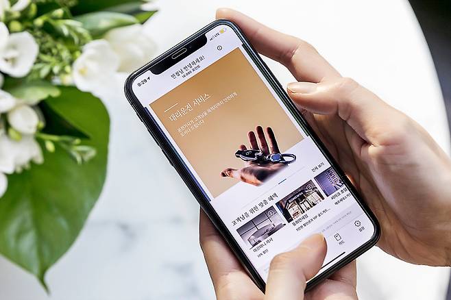 KT는 메르세데스-벤츠와의 협력을 통해 이용자 편의를 위한 앱을 올 2월에 선보였다. 관련 파트너사들과 제휴를 통해 세차 예약이나 대리운전 호출, 일일기사 및 골프 예약 등을 서비스한다. /사진=KT.