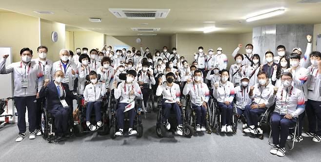 대한민국 장애인 대표팀이 6일 일본 도쿄 패럴림픽 선수촌 내 회의실에서 열린 해단식에 참석해 기념 촬영하고 있다. (사진=대한장애인체육회)