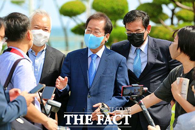 국민의힘 대선 경선 후보인 홍준표 의원(가운데)이 6일 강원도 강릉시 정동진 모래시계 공원을 찾아 취재진과 인터뷰하고 있다. /홍준표 캠프 제공