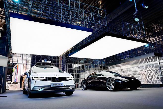 (왼쪽부터) 아이오닉5 로보택시, 두 번째 전용 전기차 아이오닉6의 컨셉카인 프로페시(Prophecy), 하반기 공개 예정인 아이오닉 브랜드 대형 SUV 컨셉의 실루엣.