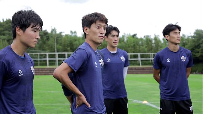 프로축구 울산 현대를 선두로 이끌고 있는 주장 이청용(왼쪽 둘째). [사진 울산 현대]