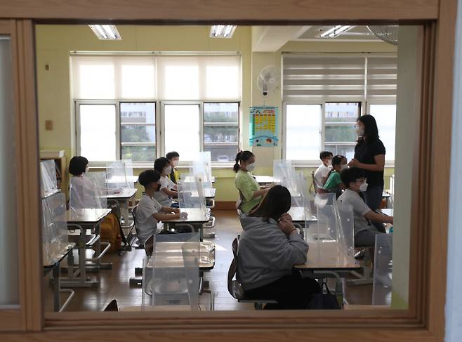 오랜만에 활기 도는 교실 물리적(사회적) 거리 두기 4단계 지역 대면수업이 확대된 6일 서울 성북구 번동초등학교 교실에서 학생들이 수업을 듣고 있다.  연합뉴스