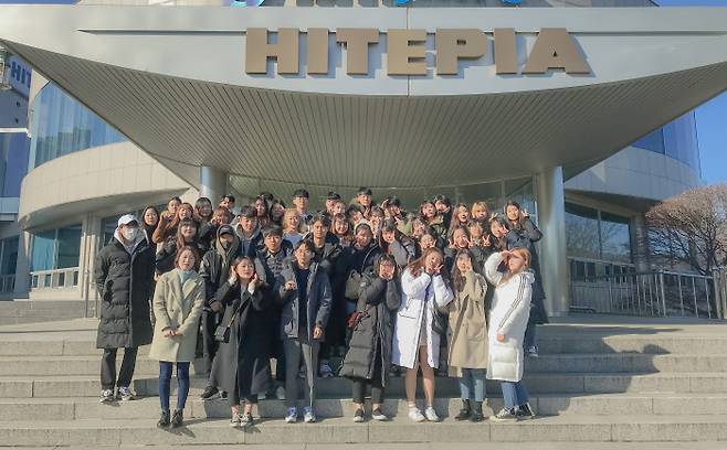 울과학기술대학교 베어 프로그램을 이수하고 있는 식품공학과 석·박사 과정 학생들이 2018년 11월 하이트진로를 찾아 현장교육을 하고 있다.