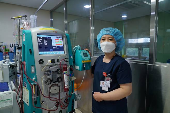 ECMO coordinator and head nurse Lee Sun-hee points to a dialysis machine called CRRT. (Kim Arin/The Korea Herald)