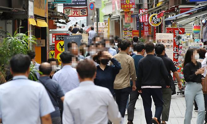사회적 거리두기(수도권 4단계, 비수도권 3단계) 4주 연장 첫날인 6일 점심시간 시민들이 서울 명동 음식점 밀집 골목을 지나고 있다. 이날부터 다음 달 3일까지 수도권 등 4단계 지역 식당 및 카페 매장 영업 시간은 오후 9시에서 10시까지 1시간 연장되며, 백신 접종 완료자에 대한 인센티브가 적용돼 모임인원 제한이 완화된다. 연합뉴스