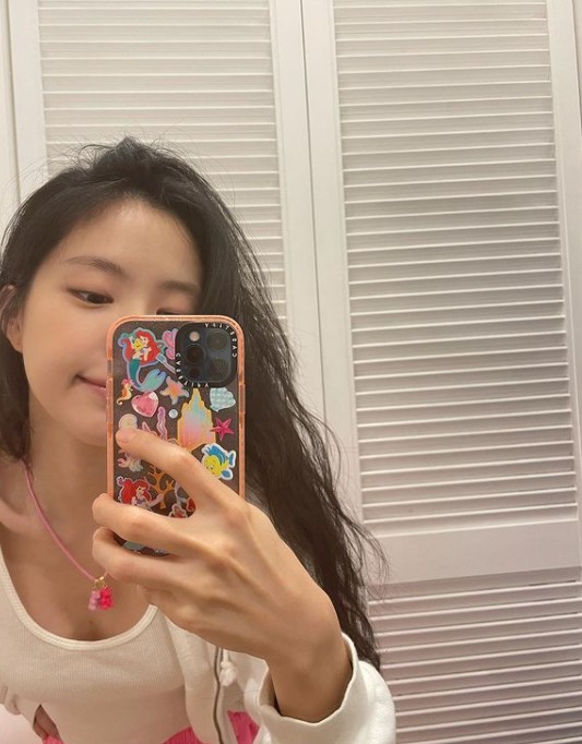 Son Na-eun has reported on his latest episode as Selfie.On the 6th, Son Na-eun posted several photos on his Instagram with the phrase night night.Son Na-eun in the photo takes pictures at various angles.Son Na-eun drew attention by posing sexy in a sleeveless top and a traning bottom with a clavicle line.Above all, she showed off her sexy appearance in the existing lovely image and showed off her charm.Meanwhile, Son Na-eun will return to the house theater with JTBC tenth anniversary special project No Longer Human.No Longer Human tells the story of ordinary people who have been doing their best to the light, realizing that they have not been anything at all in the middle of the downhill of life.