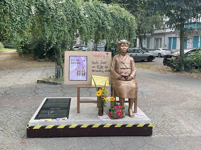 ベルリン少女上, 一応 1年もうとどまる…ミテグチォング許可延長 (ベルリン=連合ニュース) この率特派員 = ベルリンの時ミテグチォングは 2日現地市民団体コリア協議会に送った書簡で少女上がミテでモアビトジヨックビルケンがにとどまるようにする特別許可を来年 9月 28日まで 1年延ばすことに先月 17日会議で議決したと明らかにした.
    写真はドイツミテでモアビトジヨックに設置されたベルリン平和の少女上. 2021.9.3 yulsid@yna.co.kr