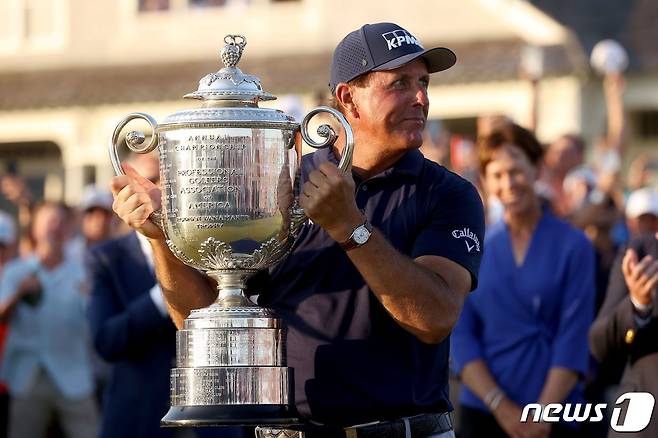 만 50세11개월의 나이로 메이저대회 PGA 챔피언십에서 우승한 필 미켈슨. © AFP=뉴스1
