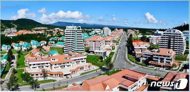 북한 대외용 월간지 조선 9월호가 공개한 삼지연시의 모습.(조선 9월호 갈무리)© 뉴스1