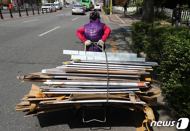 대전 일원에서 한 노인이 제21대 국회의원 선거에 사용됐던 기표소를 파지로 팔기 위해 수거하고 있다. 2020.4.16/뉴스1 ©