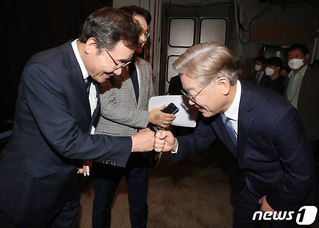 더불어민주당 대선 경선 주자인 이낙연(왼쪽) 후보와 이재명 후보가 7일 오후 대구 수성구 두산동 TBC 스튜디오에서 열린 TV토론회에 참석해 인사를 나누고 있다. 2021.9.7/뉴스1 © News1 공정식 기자