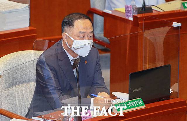 홍남기 경제부총리 겸 기획재정부 장관이 7일 오전 서울 여의도 국회에서 열린 예산결산특별위원회 전체회의에 출석해 의원 질의에 답변하고 있다./국회=남윤호 기자