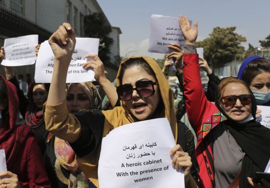 지난 3일 아프가니스탄 수도 카불에서 여성들이 탈레반의 여성인권 억압에 항의하는 시위를 벌이고 있다. 카불(아프가니스탄)=AP연합뉴스
