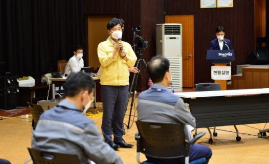 거제대학교 운영권 양도 시민토론회 앞서 변광용 거제시장이 인사말을 하고 있다.