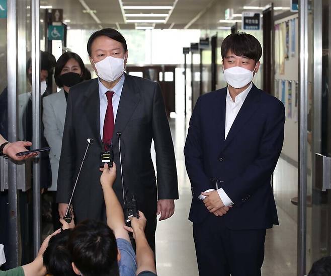 People Power Party leader Lee Jun-seok and former Prosecutor General Yoon Seok-youl answer questions from the press after a private meeting at the National Assembly building. (pool photo)