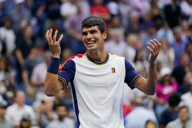 스페인의 카를로스 알카라스가 4일 미국 뉴욕의 빌리진 킹 내셔널 테니스 센터에서 열린 남자 단식 3회전에서 스테파노스 치치파스를 꺾은 후 기뻐하고 있다. AP 연합뉴스
