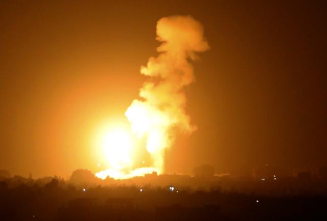 6일 밤 이스라엘군의 공습으로 팔레스타인 가자지구 남부 칸유니스주가 불타고 있다. 가자=AFP 연합뉴스