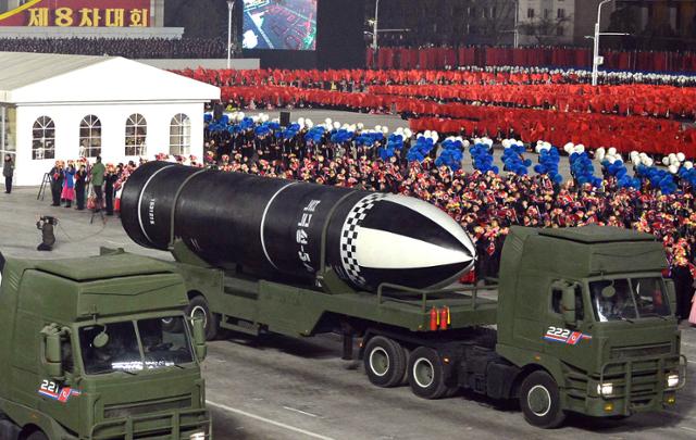 북한이 올 1월 14일 제8차 노동당 대회 기념 열병식에서 '북극성-5ㅅ'으로 보이는 문구를 단 신형 추정 잠수함발사탄도미사일(SLBM)을 선보이고 있다. 평양=조선중앙통신 연합뉴스