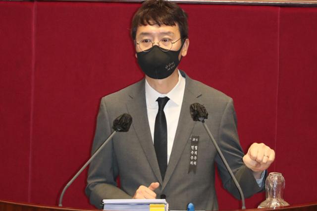 김웅 국민의힘 의원이 지난해 12월 11일 서울 여의도 국회에서 열린 본회의에서 국정원법 개정안에 대한 무제한 토론(필리버스터)을 하고 있는 모습. 오대근 기자