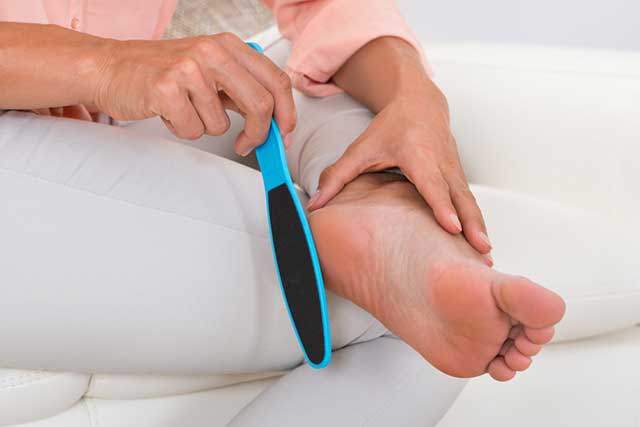 각질은 발이 완전히 마른 상태에서 제거해야 한다./사진=클립아트코리아