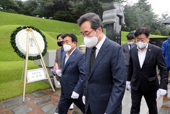 더불어민주당 이낙연 대선 경선 후보가 7일 오후 서울 동작구 동작동 국립서울현충원 고 김대중 전 대통령 묘역을 참배한 뒤 돌아가고 있다. 연합뉴스