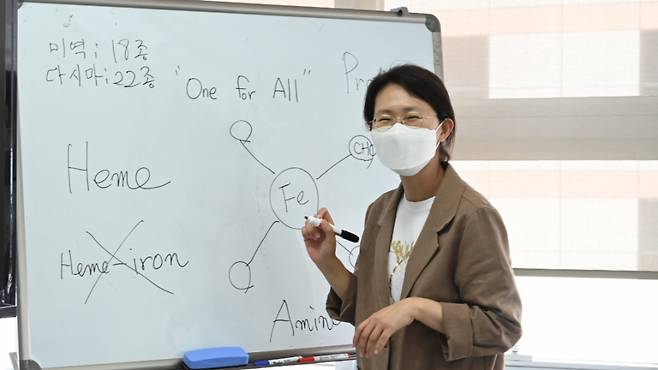 김양희 피에스에프 대표가 해조류 기반의 대체육 소재와 특징 등을 소개하고 있다/사진제공=PSF