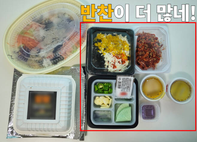 배달음식을 시키자 김치, 주먹밥, 소스 등 밑반찬 여러 개가 함께 배달됐다. 박지영 기자