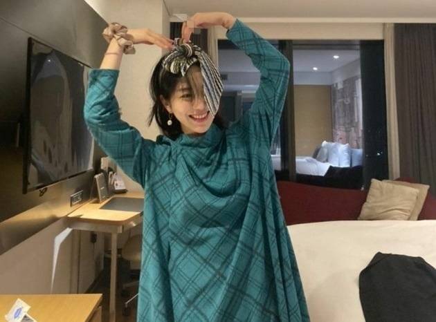 권민아가 불이 붙은 담배를 들고 있다.