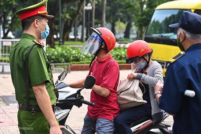 하노이시에서 검문중인 베트남 공안 [VN익스프레스 사이트 캡처. 재판매 및 DB 금지]
